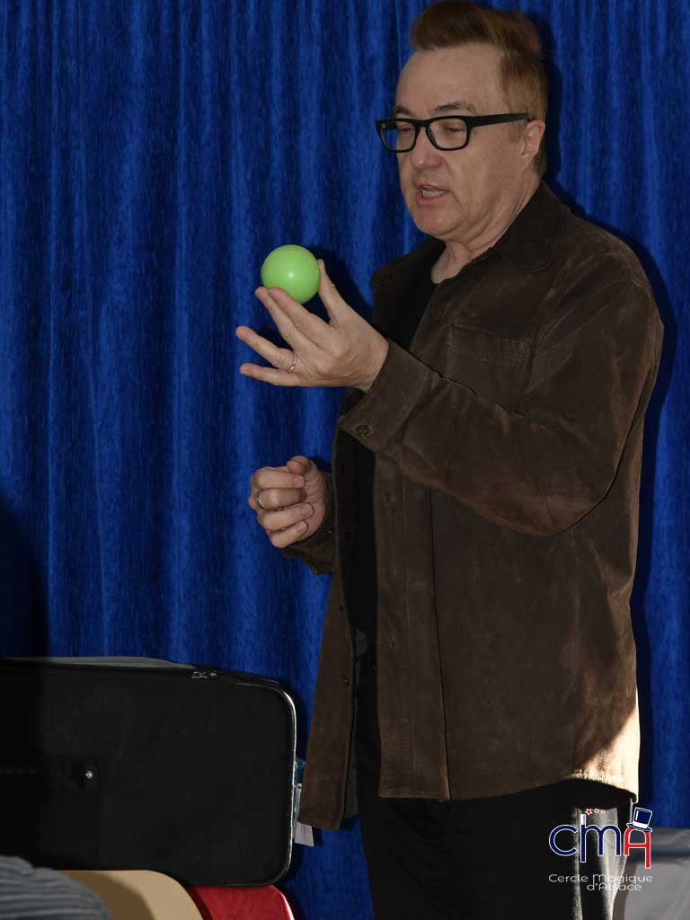 Le magicien Lavent présente puis explique le tour des Boules Excelsior lors d'une conférence au Cercle Magique d'Alsace en octobre2021