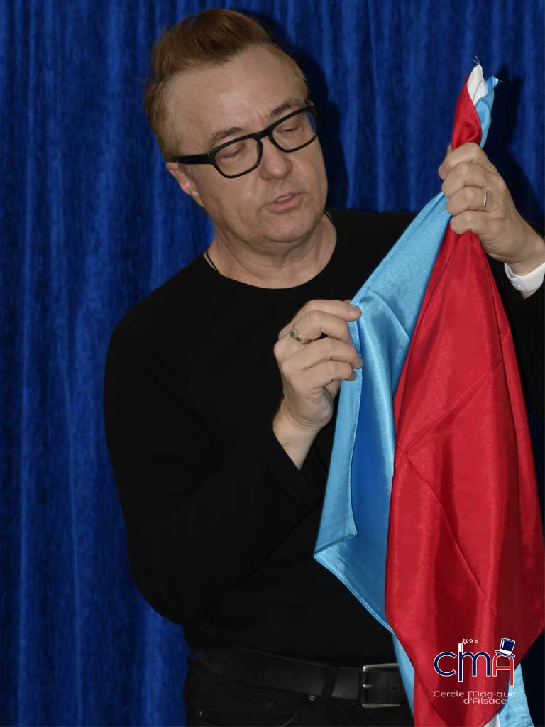 Le magicien LEVENT présente un tour de foulard lors d'une conférence au Cercle Magique d'Alsace  en octobre2021