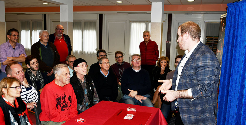Markobi en Conférence au Cercle Magique d'Alsace en novembre 2022 entouré de magiciens amateurs et professionnels.